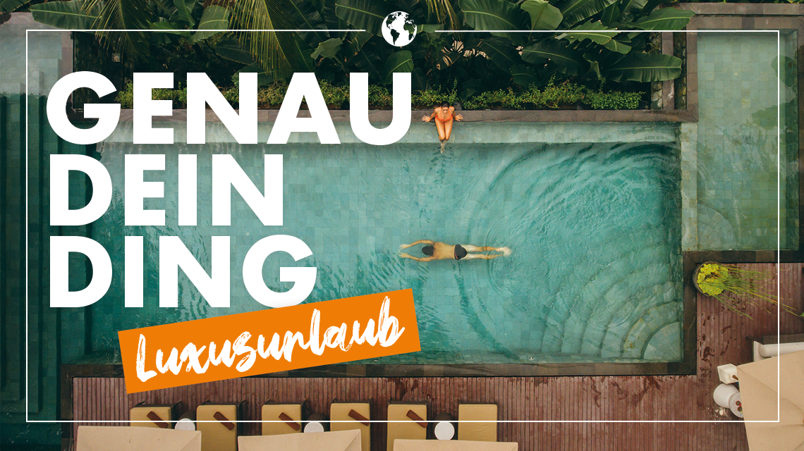 Frau am Beckenrand, Mann im Pool, Pool in privater Atmosphäre, umgeben von Palmen
